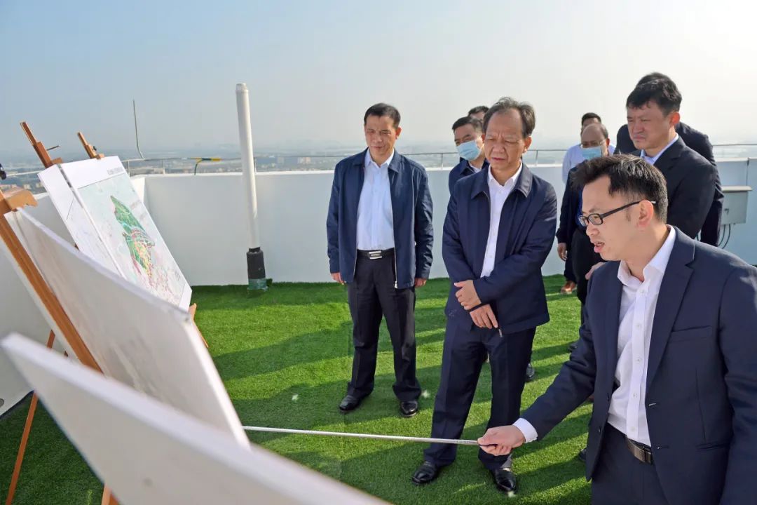 市委书记郭文海到港口镇.jpg
