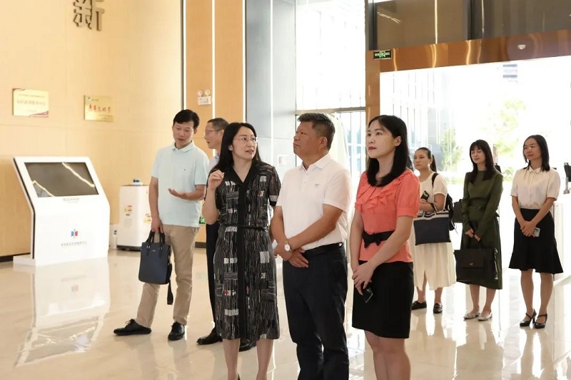 法治日报社党委委员、副总编辑陈建国一行到幸运时时彩调研1.jpg