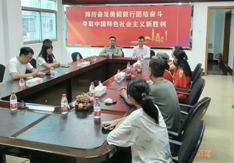 英姿飒爽！港口女兵踏上保家卫国征程.jpeg