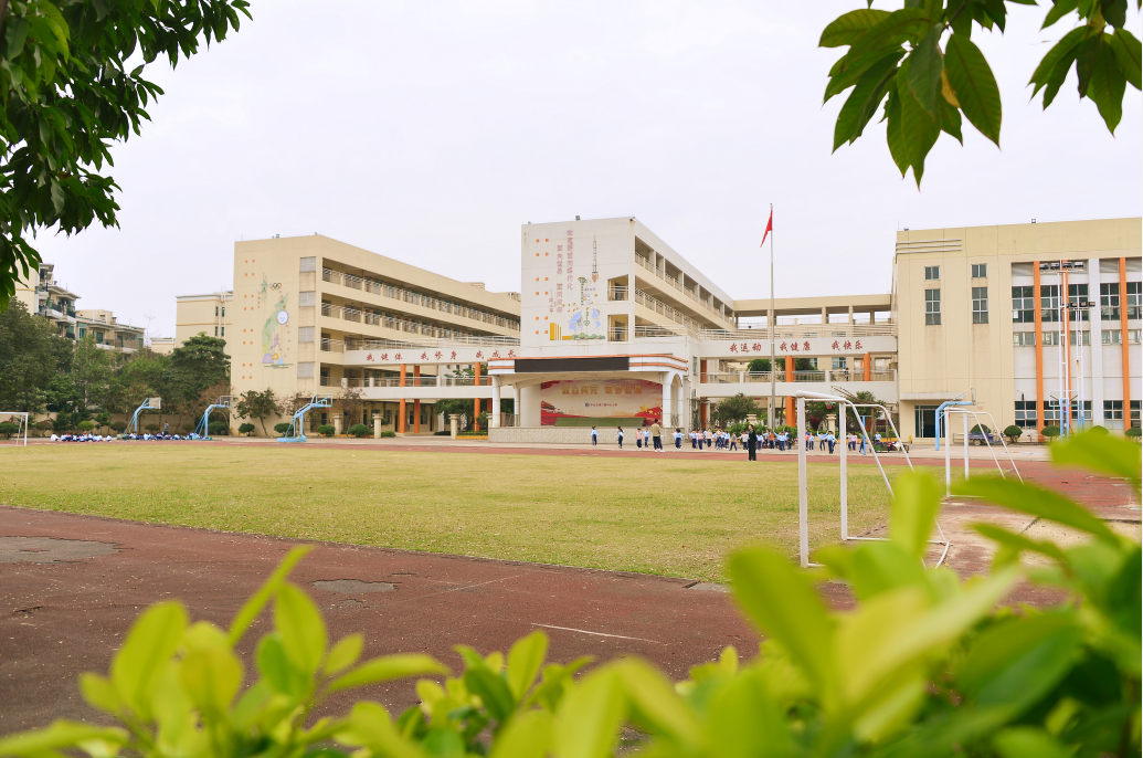 幸运时时彩(中国)开奖记录查询站
港口镇中心小学简介1.png
