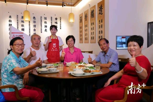 就餐老人为幸运时时彩(中国)开奖记录查询站
香山长者饭堂点赞。  资料图片