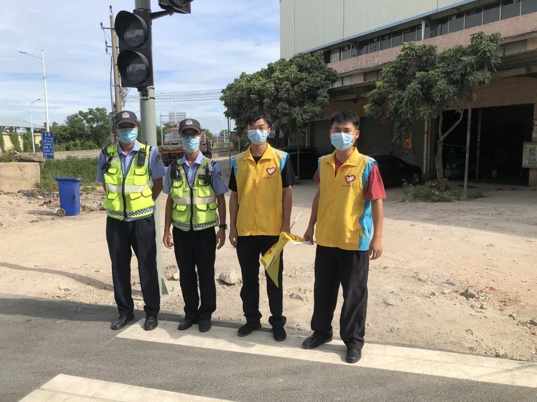 2020-7-23港口交警大队开展文明交通志愿服务001.jpg